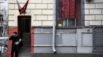 رقم جديد بالمركزي.. روسيا ترفع قيمة الروبل أمام الدولار بعد تراجعه عالميًا